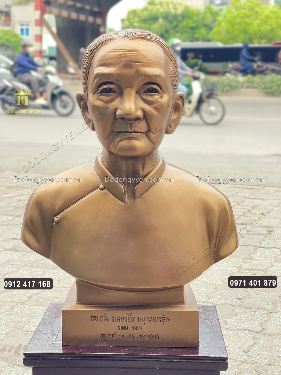 Bề mặt tượng được làm màu uy nghiêm, cổ kính